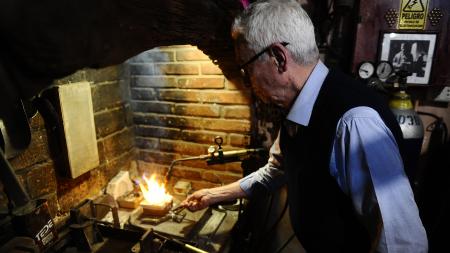 Junto a medio centenar de invitados y colaboradores, en su atelier de San Telmo, el platero Juan Carlos Pallarols, fundió material bélico de varios conflictos del mundo para formar una nueva rosa que sumará a las realizadas en el marco de su movimien